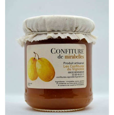 Pot de confiture de mirabelles artisanale sur une tartine Pot de confiture de mirabelles artisanale sur une tartine